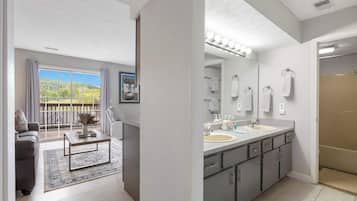 Condo, 1 Queen Bed with Sofa bed, Balcony, Mountain View (Branson Golfers Nook) | Interior