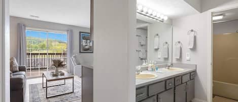 Condo, 1 Queen Bed with Sofa bed, Balcony, Mountain View (Branson Golfers Nook) | Interior