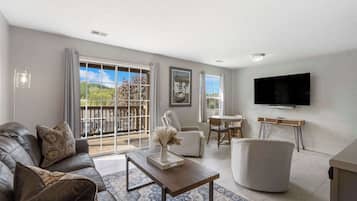 Condo, 1 Queen Bed with Sofa bed, Balcony, Mountain View (Branson Golfers Nook) | Living area | 42-inch flat-screen TV with digital channels