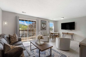 Condo, 1 grand lit et 1 canapé-lit, balcon, vue sur la montagne (Branson Golfers Nook) | Aire de séjour | Téléviseur à écran plat de 42 po avec télévision numérique