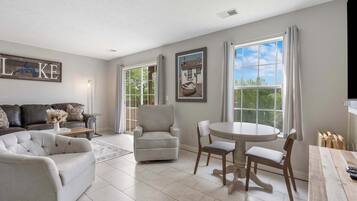 Condo, 1 Queen Bed with Sofa bed, Balcony, Mountain View (Branson Golfers Nook) | Living area | 42-inch flat-screen TV with digital channels