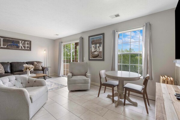 Condo, 1 grand lit et 1 canapé-lit, balcon, vue sur la montagne (Branson Golfers Nook) | Aire de séjour | Téléviseur à écran plat de 42 po avec télévision numérique