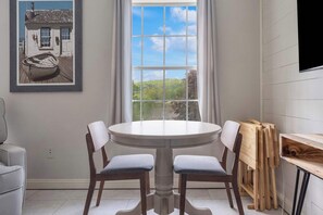 Condo, 1 Queen Bed with Sofa bed, Balcony, Mountain View (Branson Golfers Nook) | Interior