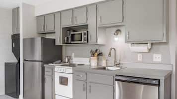 Condo, 1 Queen Bed with Sofa bed, Balcony, Mountain View (Branson Golfers Nook) | Private kitchen | Fridge, microwave, oven, stovetop