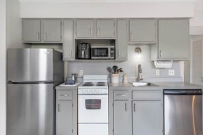 Condo, 1 cama Queen size y sofá cama, balcón, vista a la montaña (Branson Golfers Nook) | Cocina privada | Refrigerador, microondas, horno y parrilla de estufa 