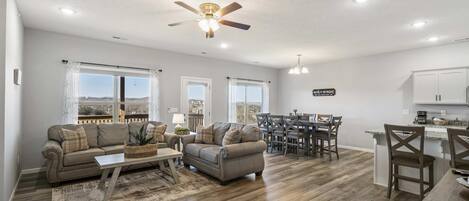 Condo, várias camas, sacada, vista para o campo de golfe (Top of the Ridge) | Área de estar | TV de tela plana 42 polegadas com canais digitais