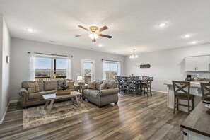 Appartement, Meerdere bedden, balkon, uitzicht op golfbaan (Top of the Ridge) | Woonruimte | Een 42-inch flatscreentelevisie met digitale zenders