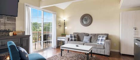 شقة - عدة أسرّة - بشرفة (Pondside Paradise Retreat) | منطقة المعيشة | تلفزيون بشاشة مسطحة بحجم 42-بوصة يعرض قنوات تلفزيونية رقمية، مدفأة