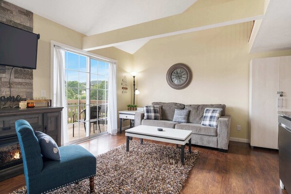 Kondominium, Beberapa Tempat Tidur, balkon (Pondside Paradise Retreat) | Area keluarga | Televisi layar datar 42-inci dengan saluran TV digital dan perapian