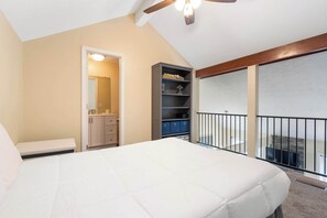 Kondominium, Beberapa Tempat Tidur, balkon (Pondside Paradise Retreat) | 2 kamar tidur dan didekorasi berbeda-beda