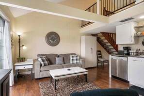 Kondominium, Beberapa Tempat Tidur, balkon (Pondside Paradise Retreat) | Area keluarga | Televisi layar datar 42-inci dengan saluran TV digital dan perapian