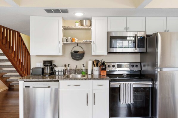 Lejlighed - flere senge - balkon (Pondside Paradise Retreat) | Privat køkken | Køleskab, mikrobølgeovn, ovn, kogeplade