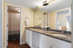 Kondominium, Beberapa Tempat Tidur, balkon (Pondside Paradise Retreat) | Kamar mandi | Handuk