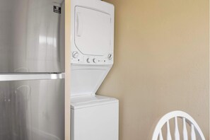 Appart'hôtel, plusieurs lits, balcon (Pondside Paradise Retreat) | Intérieur