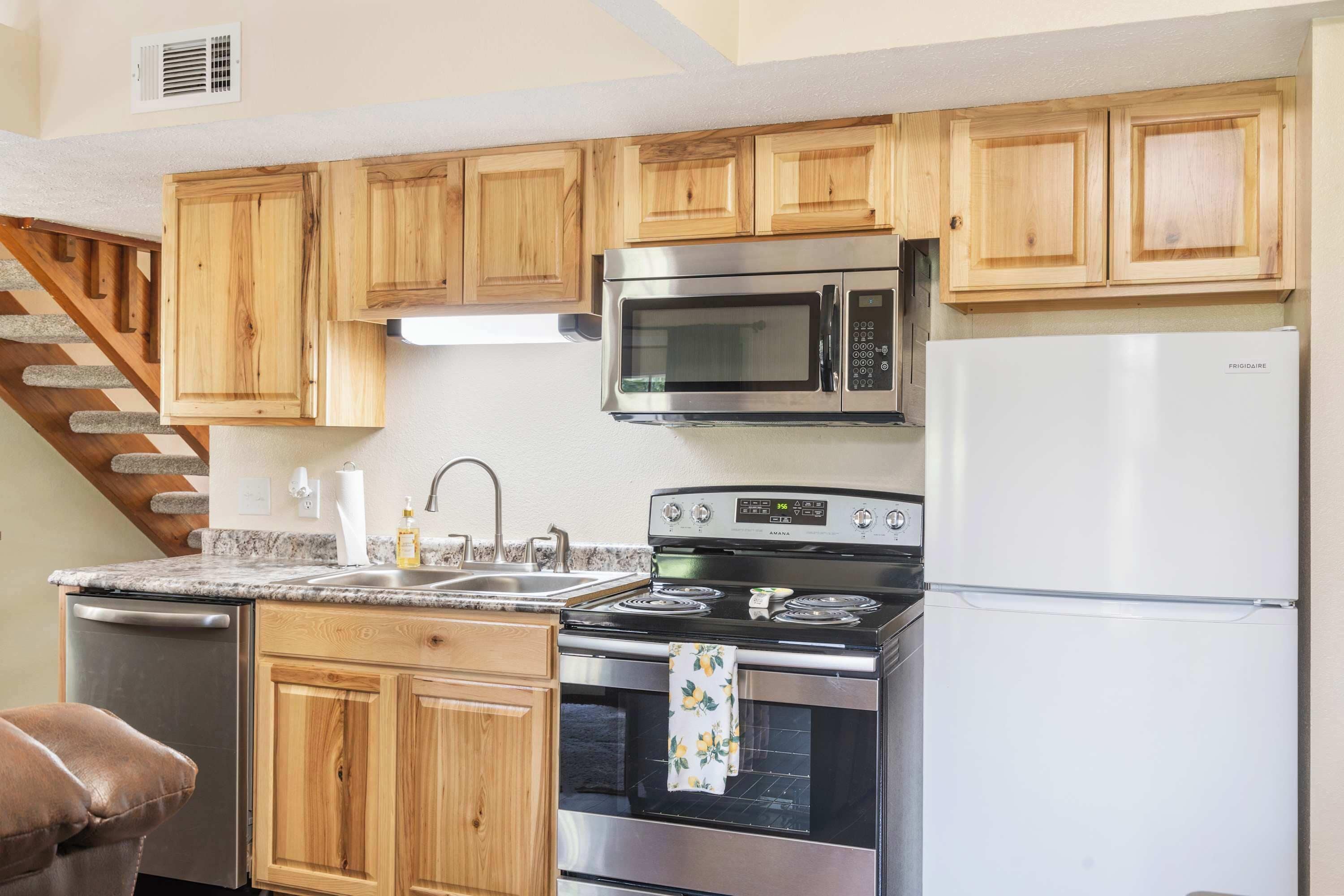 Condo, 2 Queen Beds, Balcony, Golf View (Branson Sweet Retreat) | Private kitchen | Fridge, microwave, oven, stovetop