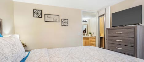 Condo, 2 Queen Beds, Balcony, Golf View (Branson Sweet Retreat) | 2 bedrooms, individually decorated, individually furnished, bed sheets