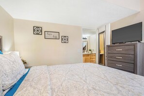 Condo, 2 Queen Beds, Balcony, Golf View (Branson Sweet Retreat) | 2 bedrooms, individually decorated, individually furnished, bed sheets