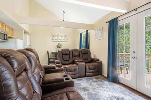 Apartment, 2 Queen-Betten, Balkon, Blick auf den Golfplatz (Branson Sweet Retreat) | Wohnbereich | 42-Zoll-Flachbildfernseher mit Digitalempfang