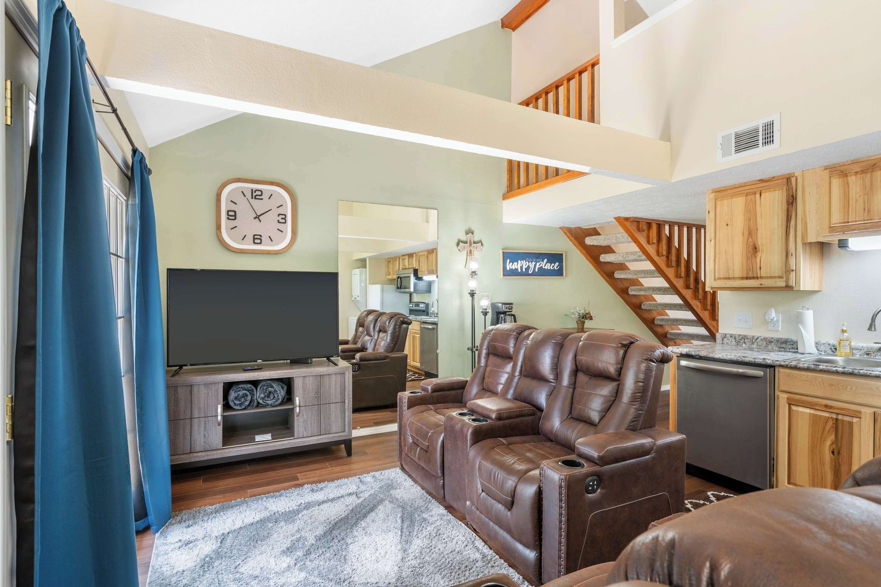 Condo, 2 Queen Beds, Balcony, Golf View (Branson Sweet Retreat) | Living area | 42-inch flat-screen TV with digital channels