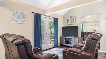 Condo, 2 camas Queen size, balcón, vista al campo de golf (Branson Sweet Retreat) | Área de sala de estar | Televisión de pantalla plana de 42 pulgadas con canales digitales
