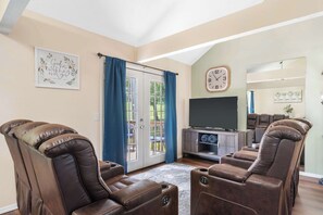 Condo, 2 Queen Beds, Balcony, Golf View (Branson Sweet Retreat) | Living area