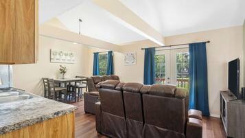 Condo, 2 giường cỡ queen, ban công, quang cảnh sân golf (Branson Sweet Retreat) | Nội thất