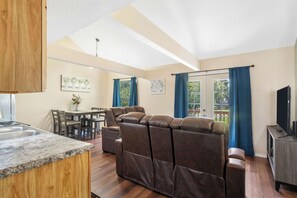 Apartment, 2 Queen-Betten, Balkon, Blick auf den Golfplatz (Branson Sweet Retreat) | Innenbereich