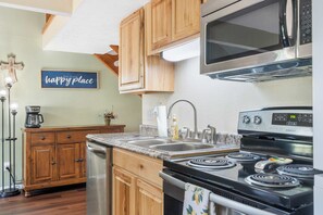 Condo, 2 Queen Beds, Balcony, Golf View (Branson Sweet Retreat) | Private kitchen