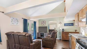 Leilighet, 2 queensize-senger, balkong, utsikt mot golfbane (Branson Sweet Retreat) | Eget kjøkken | Kjøleskap, mikrobølgeovn, ovn og kokeplater