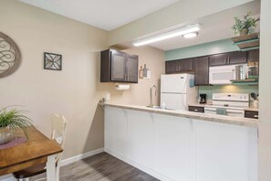 Condo, 1 Queen Bed with Sofa bed, Balcony, Golf View (Greenside Retreat) | Private kitchen