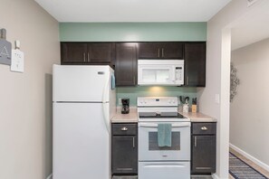 Condo, 1 Queen Bed with Sofa bed, Balcony, Golf View (Greenside Retreat) | Private kitchen