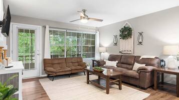 Condo, nhiều giường, ban công (Lakeside Bliss Retreat ) | Khu phòng khách | TV màn hình phẳng 42-inch có truyền hình kỹ thuật số, lò sưởi