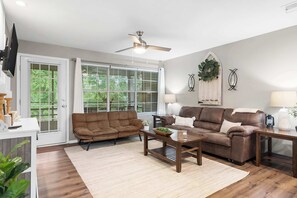 شقة - عدة أسرّة - بشرفة (Lakeside Bliss Retreat ) | منطقة المعيشة | تلفزيون بشاشة مسطحة بحجم 42-بوصة يعرض قنوات تلفزيونية رقمية، مدفأة