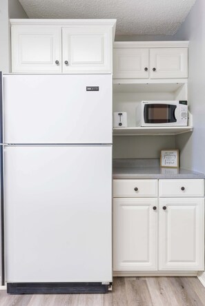 Condo, Multiple Beds, Kitchen, Pool View (Ozark Escape at the Pointe) | Interior