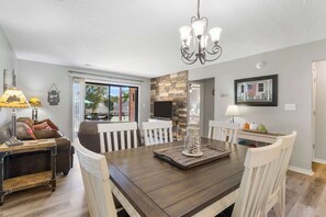 Huoneisto, useita sänkyjä, keittiö, näköala uima-altaalle (Ozark Escape at the Pointe) | Ruokailu