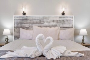 Huoneisto, useita sänkyjä, keittiö, näköala uima-altaalle (Ozark Escape at the Pointe) | 2 makuuhuonetta, yksilöllisesti sisustettu, yksilöllisesti kalustettu