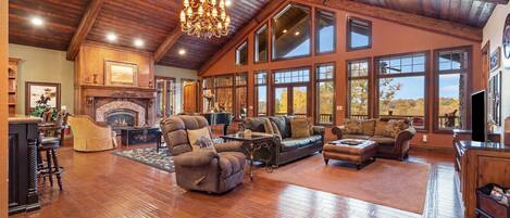 하우스, 침대(여러 개), 파티오, 산 전망 (Rock Canyon Trio) | 거실 공간 | 디지털 채널 시청이 가능한 42인치 평면 TV, 벽난로