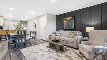 Kondominium, Beberapa Tempat Tidur, balkon, pemandangan kebun (Earl Grey Escape ) | Area keluarga | Televisi layar datar 42-inci dengan saluran TV digital