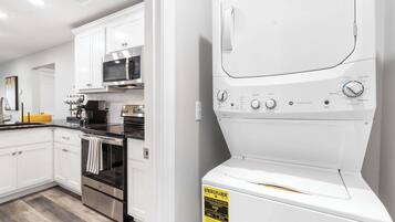 Kondominium, Beberapa Tempat Tidur, balkon, pemandangan kebun (Earl Grey Escape ) | Dapur pribadi | Lemari es, microwave, oven, dan kompor