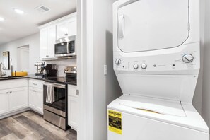 Appartement, Meerdere bedden, balkon, uitzicht op tuin (Earl Grey Escape ) | Privékeuken | Een koelkast, een microgolfoven, een oven, een kookplaat