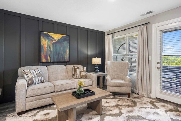 Condo, varias camas, balcón, vista al jardín (Earl Grey Escape ) | Área de sala de estar | Televisión de pantalla plana de 42 pulgadas con canales digitales 