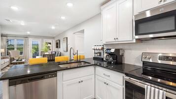 Condo, varias camas, balcón, vista al jardín (Earl Grey Escape ) | Cocina privada | Refrigerador, microondas, horno y parrilla de estufa