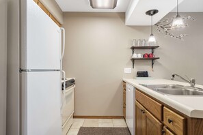 Condo, Multiple Beds, Balcony, Garden View (Vacay N Stay) | Private kitchen