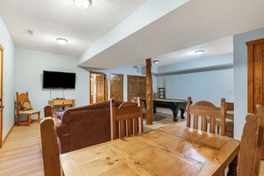 Mökki, useita sänkyjä, parveke, vuoristonäköala (Kemper's Cabin in the Ozarks ) | Pelihuone