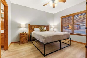 Mökki, useita sänkyjä, parveke, vuoristonäköala (Kemper's Cabin in the Ozarks ) | 6 makuuhuonetta, yksilöllisesti sisustettu, yksilöllisesti kalustettu