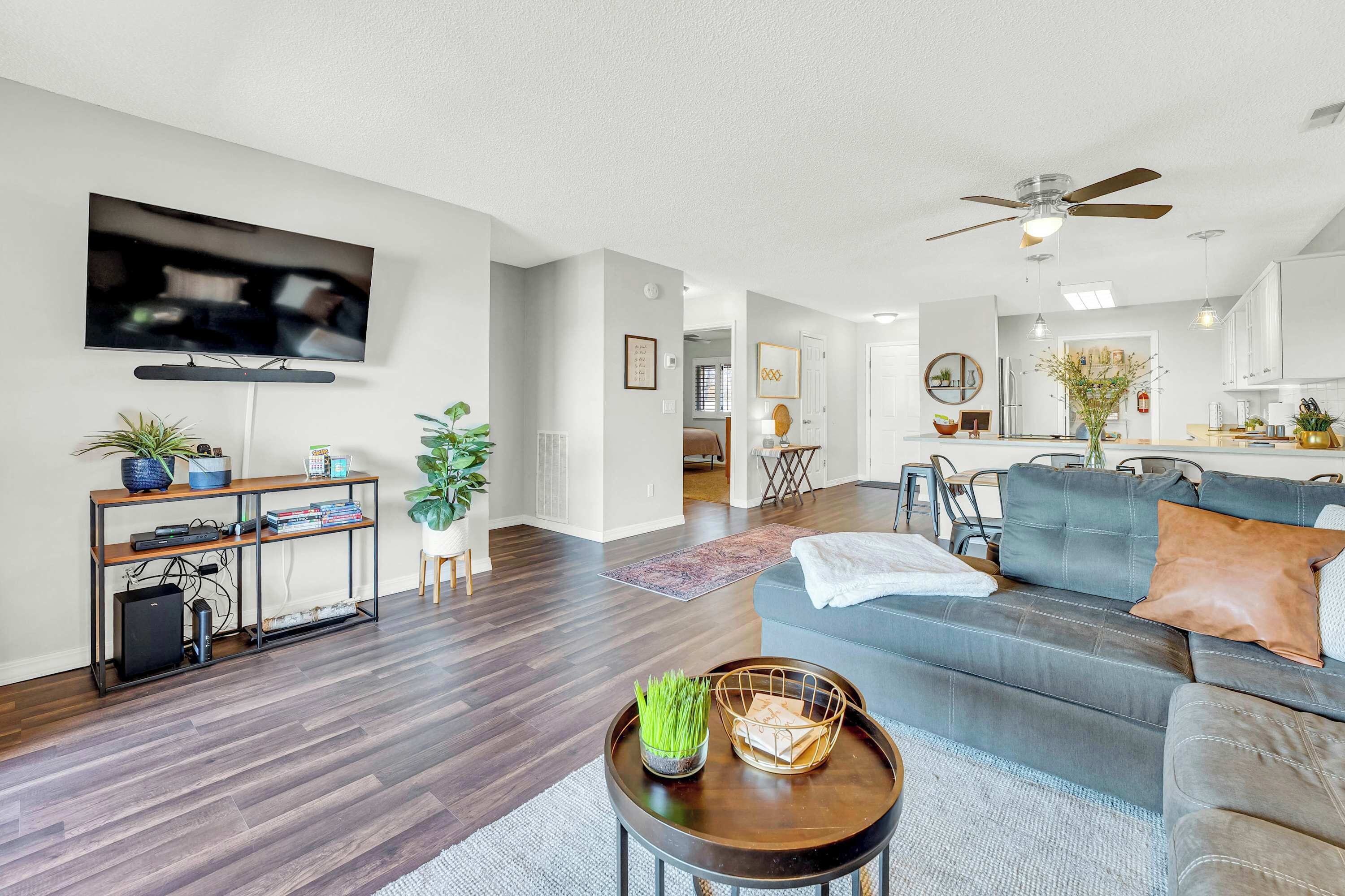 公寓客房, 多張床, 露台, 山景 (Bright Stylish Condo w/ Balcony) | 客廳 | 42 吋平面電視連數碼電視頻道