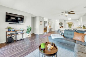 Condo, varias camas, balcón, vista a la montaña (Bright Stylish Condo w/ Balcony) | Área de sala de estar | Televisión de pantalla plana de 42 pulgadas con canales digitales 