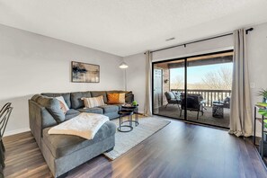 Condo, varias camas, balcón, vista a la montaña (Bright Stylish Condo w/ Balcony) | Área de sala de estar | Televisión de pantalla plana de 42 pulgadas con canales digitales 