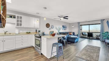 Kondominium, Beberapa Tempat Tidur, balkon, pemandangan gunung (Bright Stylish Condo w/ Balcony) | Interior