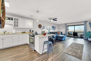 Condo, varias camas, balcón, vista a la montaña (Bright Stylish Condo w/ Balcony) | Interior